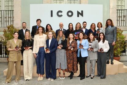 Foto de familia de todos los premiados en la gala de los IV Premios ICON de Fragancias Masculinas.