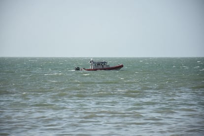 Una embarcación navega entre las aguas contaminadas con residuos de combustóleo, en Campeche. 