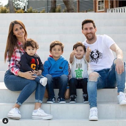 Lionel Messi y su esposa, Antonella Roccuzzo, son padres de tres hijos: Thiago, de seis años, y Mateo, de tres, y Ciro, que acaba de cumplir uno ("Feliz cumple gordito hermoso!!!!", le deseaba su padre en redes). "Mis bebés", decía el futbolista del F. C. Barcelona de sus tres hijos en una foto de Instagram similar a esta pero con los tres pequeños posando solos. Con pocas palabras, Messi suele usar más iconos de caras sonrientes o de corazones para expresar su amor por sus retoños.
