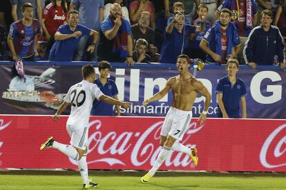 Cristiano Ronaldo celebra el tercer gol con Jesé 