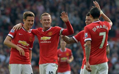 Di María, Rojo y Herrera felicitan a Rooney, durante un partido del Manchester United.