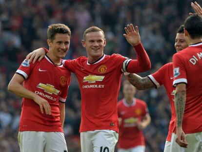 Di María, Rojo y Herrera felicitan a Rooney, durante un partido del Manchester United.