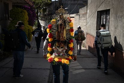 Entre las diversas peregrinaciones que salen de todos los estados, los peregrinos del Barrio de Santo Domingo, ubicado en el corazón de Puebla, recorren anualmente más de 130  kilómetros para llegar a la Basílica de Guadalupe. Los vecinos de este barrio han consolidado una familia alrededor de esta manda de fe que trasciende generaciones, pues José Roberto León 'El Meco', el más grande del barrio que ha caminado por El Paso de Cortés  por más de 40 años, acompaña a los más jóvenes que no llevan más de un año. Uno de los parajes más conocidos de las peregrinaciones es el Paso de Cortés, la brecha que existe entre los volcanes Popocatépetl e Iztaccíhuatl, más de 30 kilómetros de cerro, para cruzar de Puebla al Estado de México.
