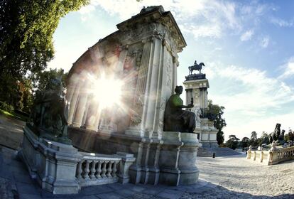 Monumento a Alfonso XII en el parque de El Retiro. Grases no pudo verlo terminado. Murió en 1919. La obra fue inaugurada en 1922.