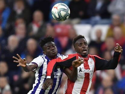 Iñaki Williams trata de adelantarse a Salisu.