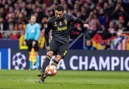 El delantero de la Juventus Cristiano Ronaldo lanza una falta durante el partido.