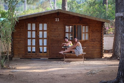 En el camping Escana, también en el norte, se conecta con la naturaleza de forma más humilde. El alojamiento desde unos 60 euros, se ofrece sobre todo en caravanas y cabañas. "Nadie quiere volar arrastrando una tienda", dice el encargado Alessio Zucchi, que explica que ahora mucha gente llega atraída por el precio y no por el espíritu de este tipo de turismo. "No son auténticos campistas", se queja.
