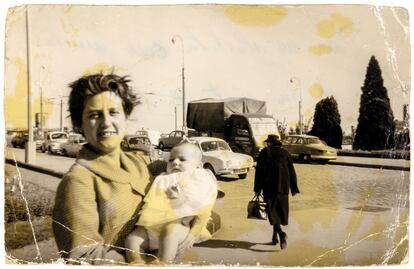 Una madre muestra a su hijo al fotógrafo junto a una anciana. Una de las fotos que ha reunido Jordi Puig para su libro de personas anónimas.