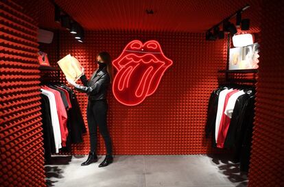 Una escultura de los famosos labios rojos con la lengua afuera, logo de los Rolling Stones, introduce a compradores y fans en el mundo sensorial de la mítica banda, que desde este miércoles tiene su emblemática tienda en Londres. El universo de Mick Jagger, Charlie Watts, Ronnie Wood y Keith Richards vuelve a Carnaby Street, la calle de Londres más asociada con el rock y los locos y creativos años sesenta del siglo pasado, cuando los Stones empezaron su vertiginosa carrera.