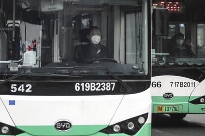 Un conductor de autobús, con mascarilla, en Wuhan, en la provincia china de Hubei. Con el aislamiento de la ciudad, el Gobierno chino pretende controlar la propagación del coronavirus 2019-nCoV, del que han muerto ya 17 personas y del que se han registrado 561 infectados.