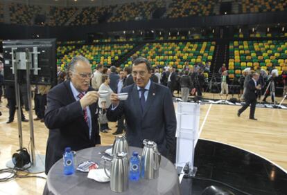 El alcalde de Bilbao, Iñaki Azkuna, y el diputado general, José Luis Bilbao, se toman un café en el Bilbao Arena.