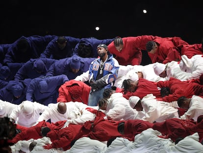 Kendrick Lamar durante su presentación en el medio tiempo del Super Bowl 2025.