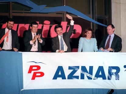 Desde la izquierda, Mariano Rajoy, Francisco Álvarez Cascos, José María Aznar, Ana Botella y Rodrigo Rato, en la sede de la calle Génova, durante la celebración de la victoria electoral que dio paso al primer Gobierno del PP.