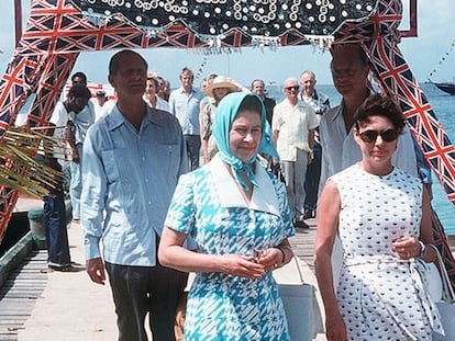 Queen Elizabeth II arrives in Mustique, Saint Vincent and is welcomed by Princess Margaret in 1977.