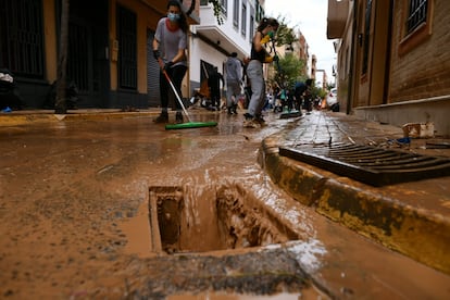 Trabajos de limpieza en una calle en Sedaví (Valencia), este domingo. 