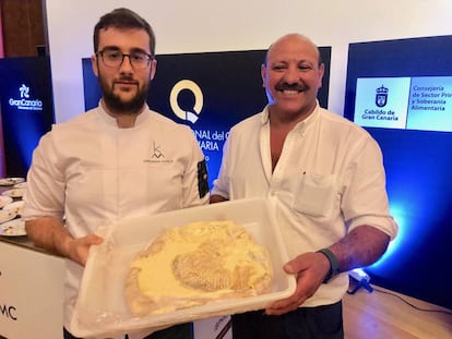 FERNANDO ALCALÁ CON CRISTOBAL, EL PASTOR Y ELABORADOR DEL QUESO SUPER PREMIADO CORTIJO DE CAIDEROS QUE INCORPORÓ A SU TARTA / CAPEL