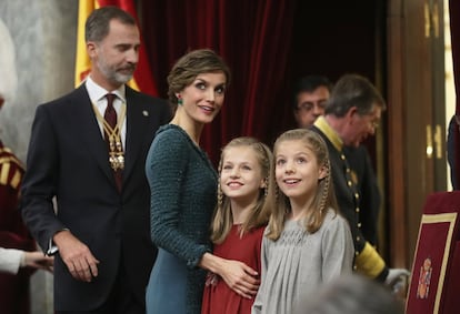 El rey Felipe VI, acompañado por la reina Letizia, la princesa Leonor y la infanta Sofía (d), en la apertura solemne de las Cortes Generales de la XII Legislatura en el Congreso de los Diputados. DVD 804 (17-11-16) Acto Solemne de Apertura de la XII Legislatura  del Congreso de los Diputados. Intervención del rey Felipe VI. Con la reina Letizia y sus hijas. 