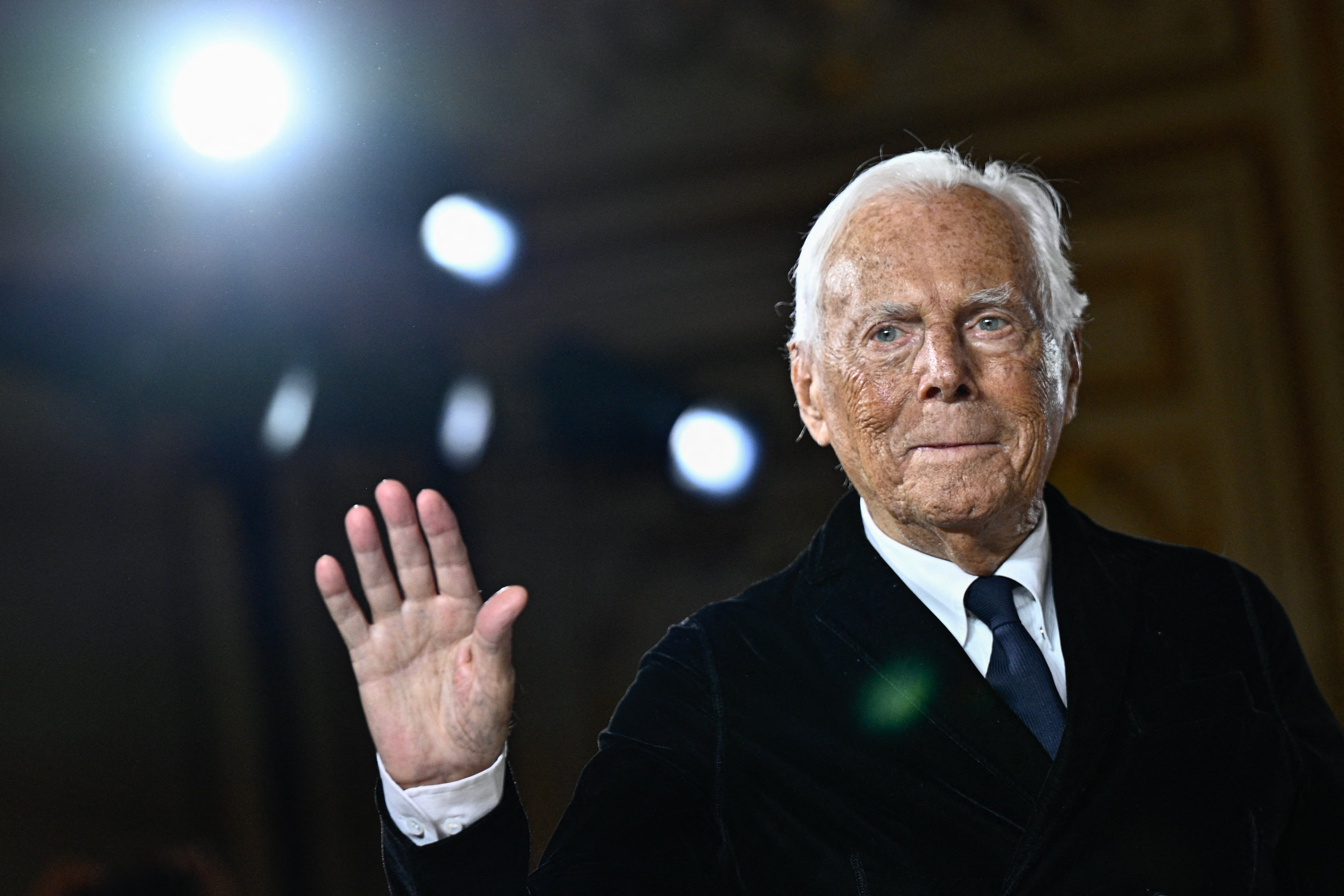 Giorgio Armani recibe un aplauso tras presentar la colección de Armani Privé de primavera-verano 2025 en París el pasado enero.