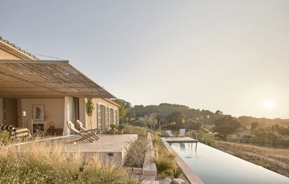 La piscina está construida con piedra de marés.