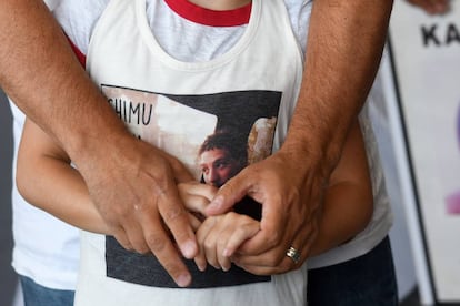 El rostro de Lucas Menghini Rey, una de las víctimas en una remera que lo recuerda.