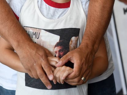 El rostro de Lucas Menghini Rey, una de las v&iacute;ctimas en una remera que lo recuerda.