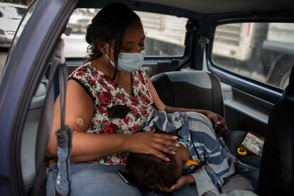 Yohelys Céspedes consuela a su hijo Angel antes de ingresarlo al hospital.  Angel tiene 14 años y es paciente renal desde hace 4 años, actualmente está en espera de un transplante de riñón.