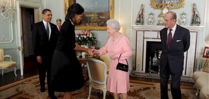 Los Obama saludan a la Reina Isabel II