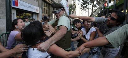 Estudiantes se enfrentan con policías durante una marcha, el 15 de marzo de 2012, cerca al ministerio de Educación y al Palacio de La Moneda, en Santiago (Chile).