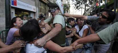 Estudiantes se enfrentan con polic&iacute;as durante una marcha, el 15 de marzo de 2012, cerca al ministerio de Educaci&oacute;n y al Palacio de La Moneda, en Santiago (Chile). 