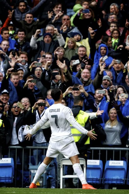 Ronaldo celebra frente al público su segundo gol.