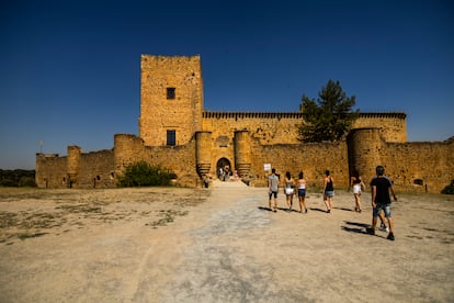 Varios visitantes se acercan al castillo de Pedraza.