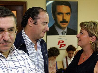El presidente de la Diputación, José Joaquín Ripoll, y la ex directora de Canal 9, Genoveva Reig, ayer, en la sede del PP de Alicante durante la votación.