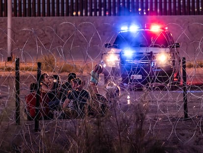 Agentes de la patrulla fronteriza de EE UU vigilan a una familia de migrantes que cruzó el río Bravo hacia El Paso, el 11 de mayo de 2023.