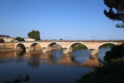 El antiguo puente que cruza la ciudad. Una zona que antaño congregaba vecinos, viajeros, peregrinos de Santiago y comerciantes.