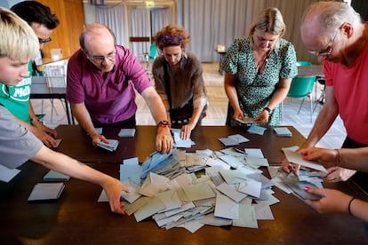 Un grupo de personas cuenta los votos de la segunda vuelta de las elecciones legislativas francesas en un colegio electoral de Schiltgheim, al este de Francia, este domingo.