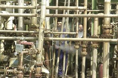 Trabajadores iraquíes en una refinería próxima a Bagdad.