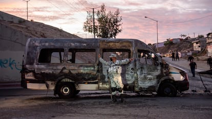 carros incendiados en Tijuana por lo que negocios y plazas comerciales desalojaron clientes.