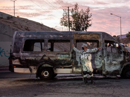 carros incendiados en Tijuana por lo que negocios y plazas comerciales desalojaron clientes.