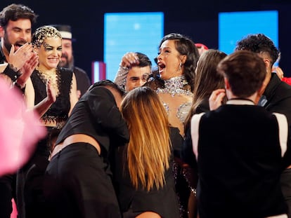 La cantante Chanel (c) y su canción "SloMo" representarán a España en Eurovisión 2022 tras su victoria en la primera edición del Benidorm Fest.