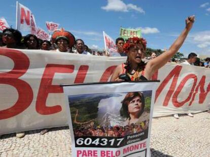 Nativos de la tribu Caiapo protestan contra la hidroeléctrica de Belo Monte en febrero de 2011.