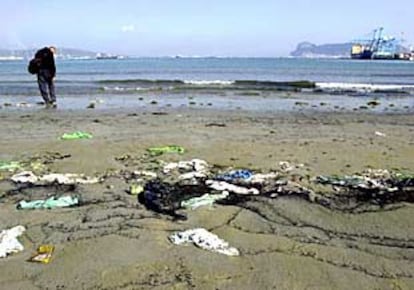 Imagen de la playa de El Rinconcillo, ayer por la mañana, con el vertido de hidrocarburos.