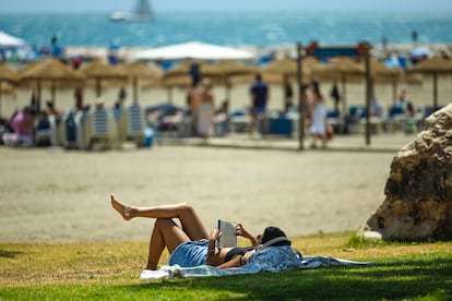 MÁLAGA (ANDALUCÍA), 03/05/2025.- Numerosas personas disfrutan del buen tiempo en la playa de la Caleta este sábado, en Málaga.EFE/Jorge Zapata.