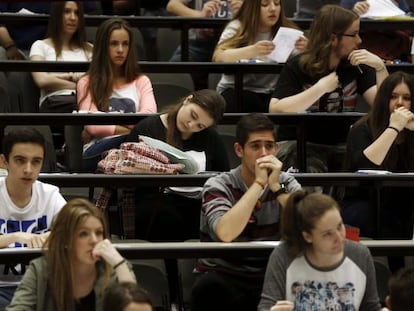 Alumnos de Pamplona y Tudela en uno de los exámenes de Selectividad, el pasado miércoles.