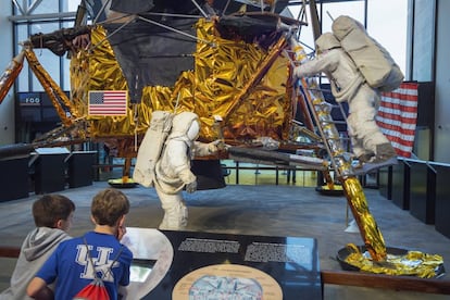 Ubicado cerca del Capitolio, el Museo Nacional del Aire y el Espacio de Washington es el tercero más visitado del mundo (siete millones de personas en 2017) y presume de la colección de aeronaves más grande del mundo, con aviones históricos como el 'Spirit of St Louis', del piloto Charles Lindbergh, el primero en cruzar el Atlántico; el 'Bell X-1', primer avión que rompió la barrera del sonido; el 'Air Force One' de 1960, en el que viajaba John Fitzgerald Kennedy, o el tristemente conocido 'Enola Gay', desde el que se lanzó la bomba atómica sobre Hiroshima. La muestra incluye naves espaciales, incluido el 'Apolo 11', módulo de la misión que logró caminar por primera vez sobre la superficie de la Luna, en 1969. <a href="https://airandspace.si.edu/" target="_blank">airandspace.si.edu</a>