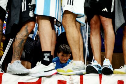Un niño llora en medio de los aficionados argentinos que asisten al encuentro entre Argentina y Croacia, en las semifinales del Mundial de Qatar. 