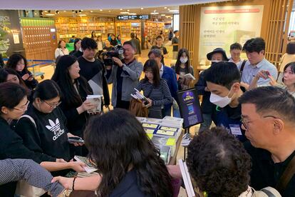 Clientes en la librería principal de la cadena Kyobo, en el distrito de Jongno en Seúl, se agolpan para hacerse con libros de la escritora Han Kang un día después de ser galardonada con el Nobel de Literatura.
