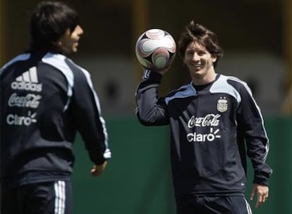 Messi con Agero en un entrenamiento de la seleccin argentina