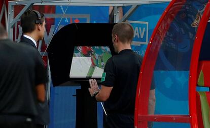 El colegiado Mark Geiger revisa una acción durante el partido entre Alemania y Corea del Sur. 