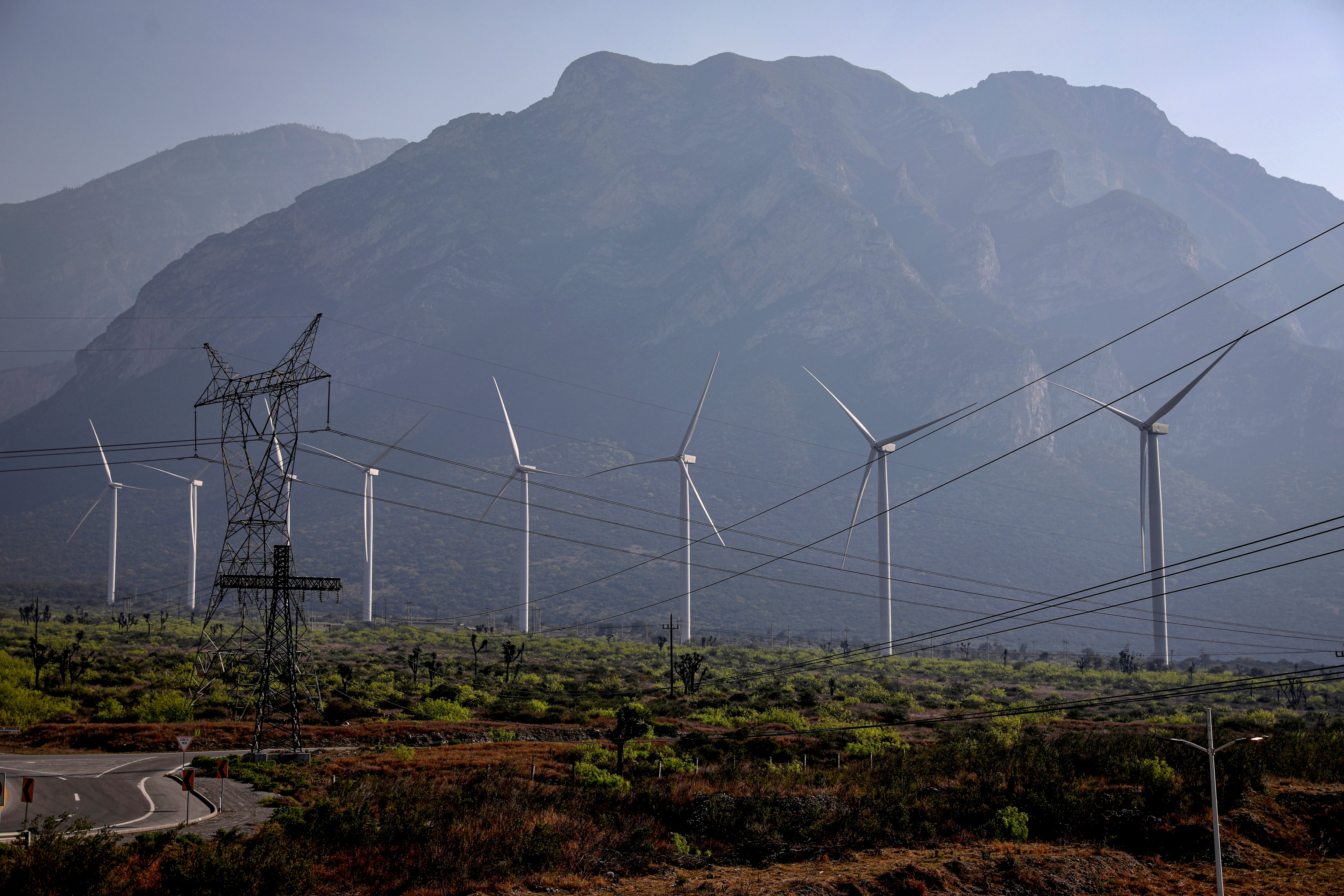 México da un nuevo paso en la apertura eléctrica con una treintena de proyectos entre privados y la CFE