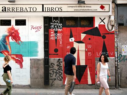Una obra hecha durante Pinta Malasaña 2022 en Arrebato Libros, en la calle de la Palma, en Madrid.